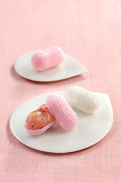 ひとくちサイズでカラフルな見た目もかわいらしい「まゆ最中」の画像。